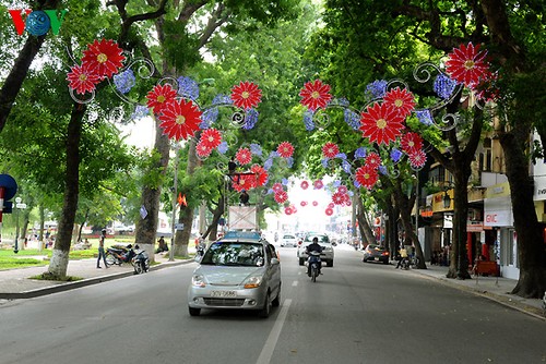 Sparkling Hanoi celebrating Liberation Day - ảnh 7